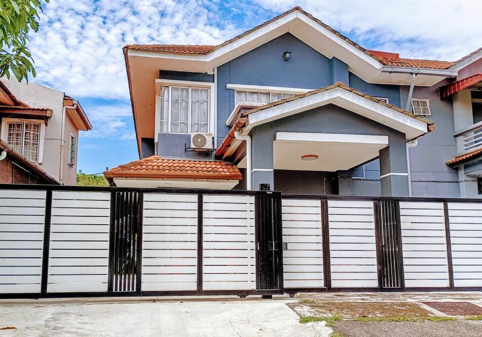 Tenang Retreat Holiday Home 3Bedroom 3Bath 2Parking Kajang Ngoại thất bức ảnh